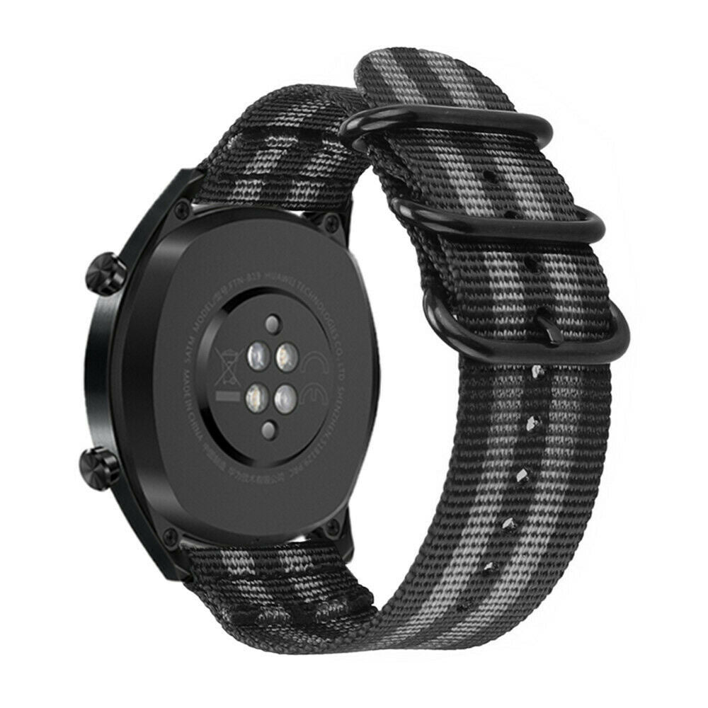 Schwarze Smartwatch mit gemustertem Armband. Die Rückseite der Uhr zeigt Sensoren und Text. Das Armband ist schwarz, weiß und grau.