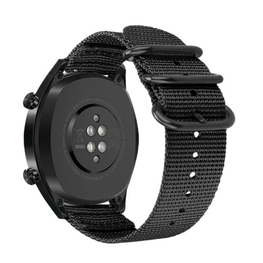 Schwarze Smartwatch mit schwarzem Nylonarmband. Das Zifferblatt ist kreisförmig mit Sensoren und Markendetails.