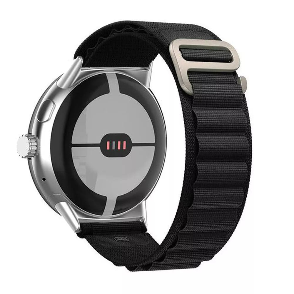 Eine silberne Smartwatch mit schwarzem Armband. Das Zifferblatt ist schwarz und grau mit roten Akzenten. Das Armband besteht aus schwarzem Stoff.