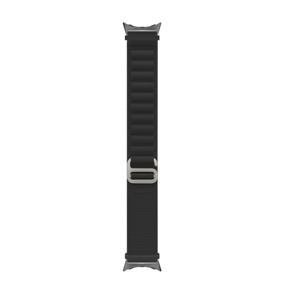 Ein schwarzes Uhrenarmband mit Metallverschluss. Das Armband ist strukturiert, die Enden haben silberne Beschläge.