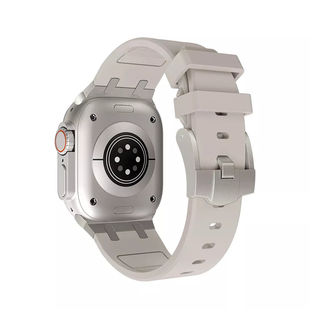 Eine silberne Smartwatch mit hellgrauem Armband wird vor weißem Hintergrund gezeigt. Die Uhr hat einen runden Sensor und eine Seitentaste.