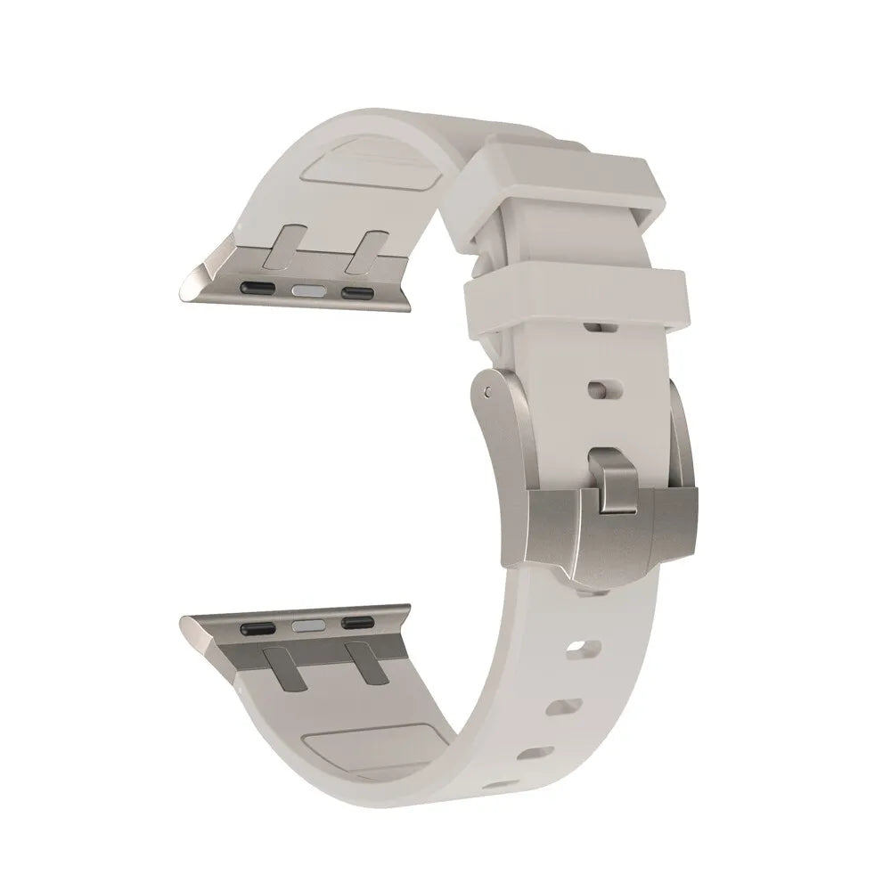 Ein weißes Smartwatch-Armband mit silbernen Metallverbindern und Schnalle. Das Band ist gebogen und hat ein modernes, klares Design.