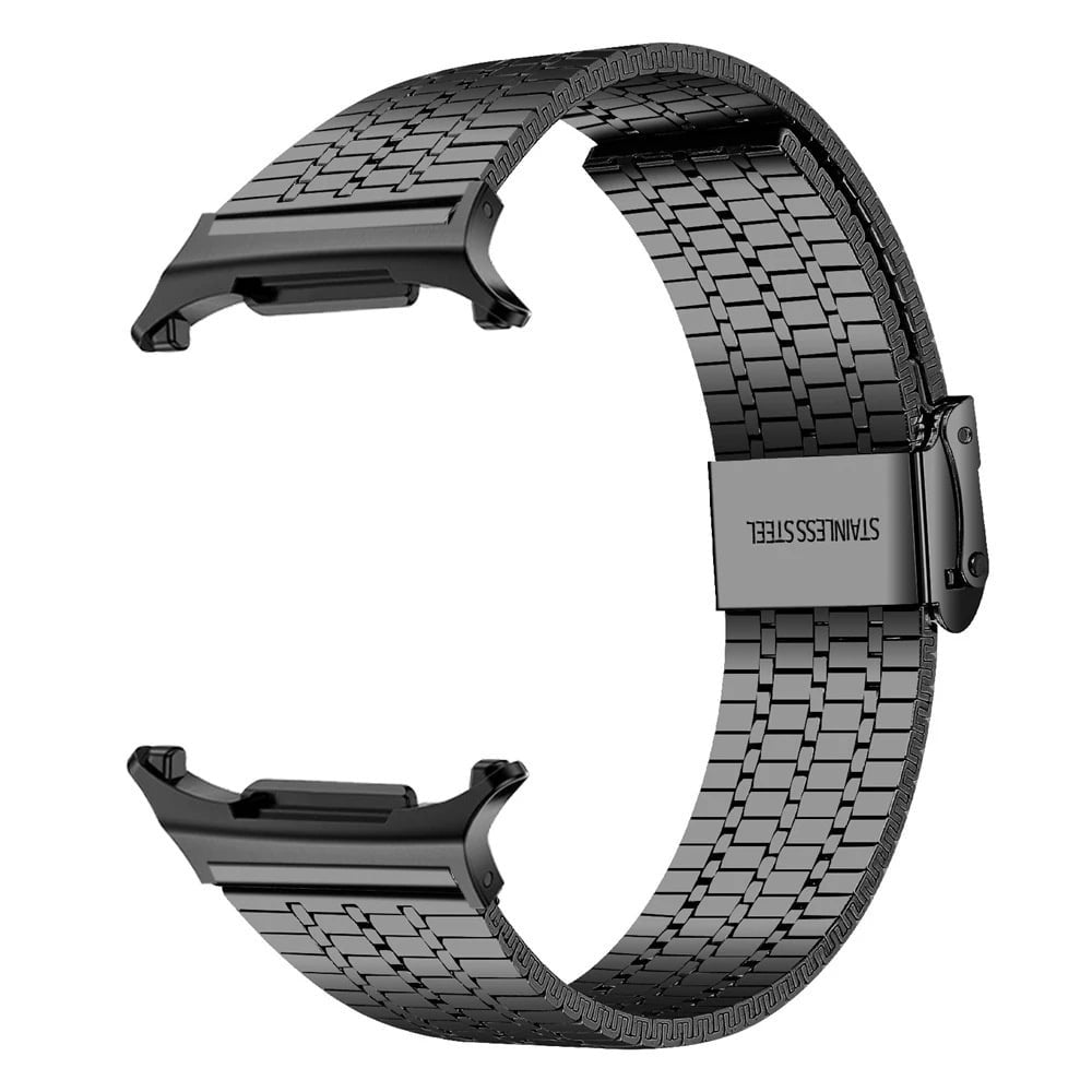 Ein schwarzes Edelstahl-Uhrenarmband. Das Armband ist gebogen, mit einem sich wiederholenden rechteckigen Muster und den Worten "STAINLESS STEEL".