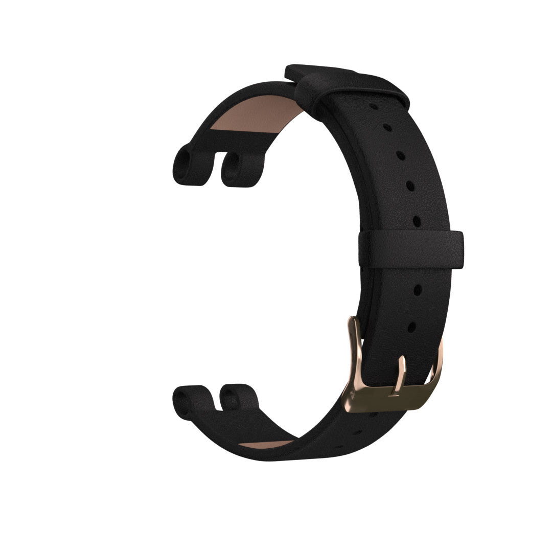 Ein schwarzes Lederarmband mit goldener Schnalle. Das Armband ist gebogen und zeigt das beige Innenmaterial. Isoliert auf Weiß.