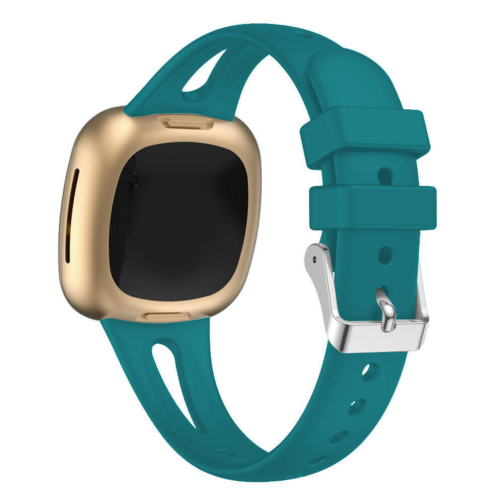 Eine Smartwatch mit goldfarbenem quadratischem Gehäuse und einem türkisfarbenen Armband mit silberner Schnalle.