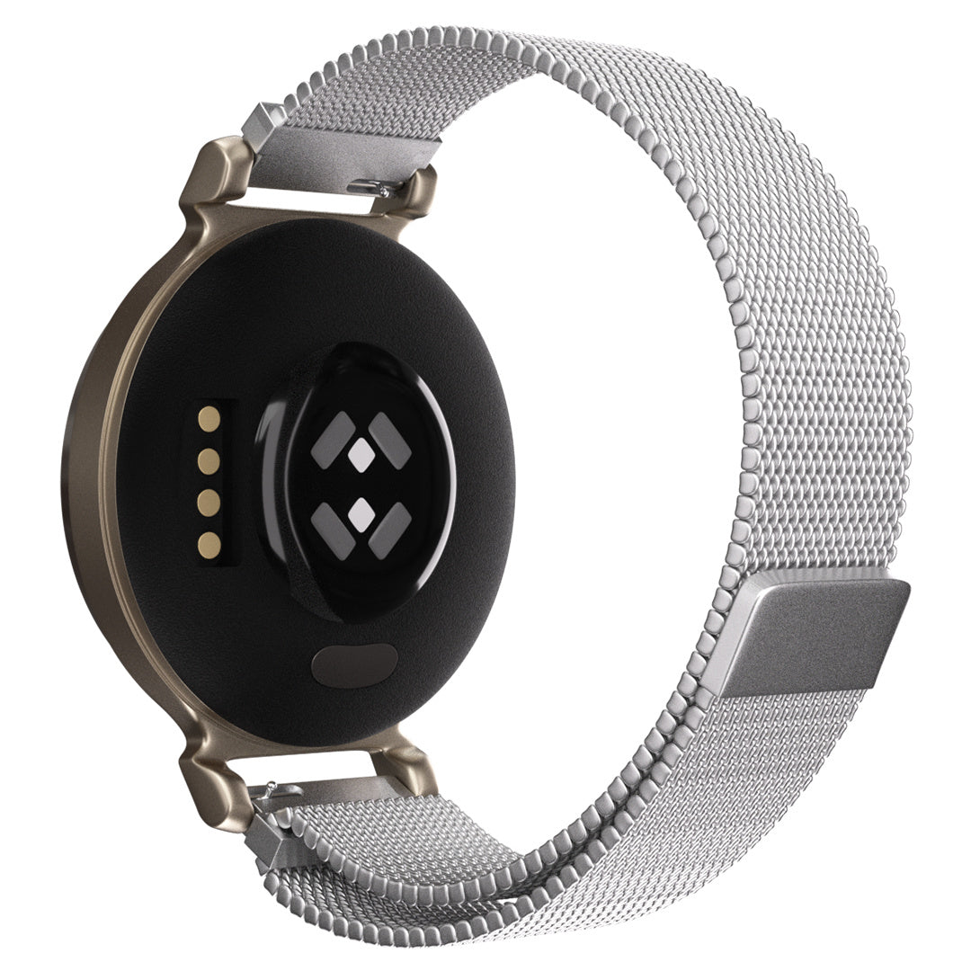 Eine Smartwatch mit silbernem Mesh-Armband und schwarzem Zifferblatt. Die Uhr hat einen goldfarbenen Rahmen und einen schwarzen Sensor auf der Rückseite.