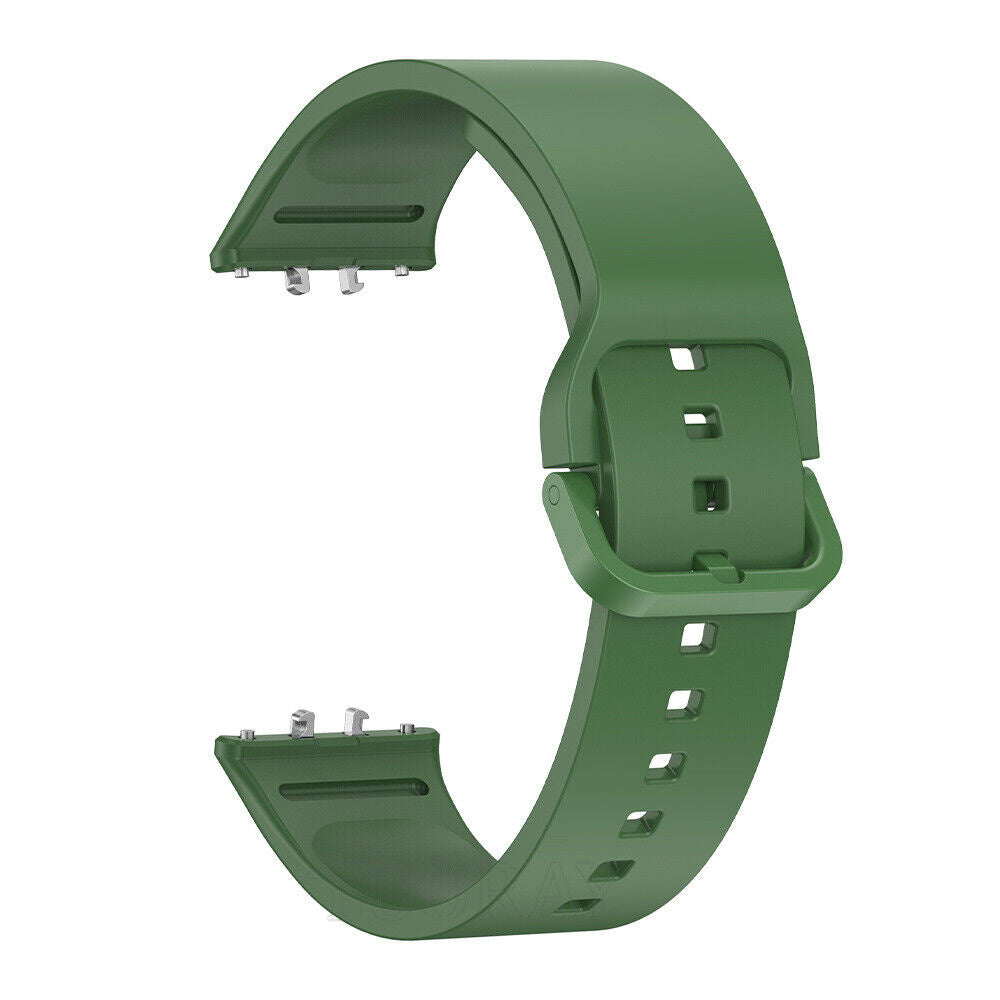 Ein grünes Armband, das die Schnalle und die Stifte zeigt, die an der Uhr befestigt sind. Das Armband ist gebogen.