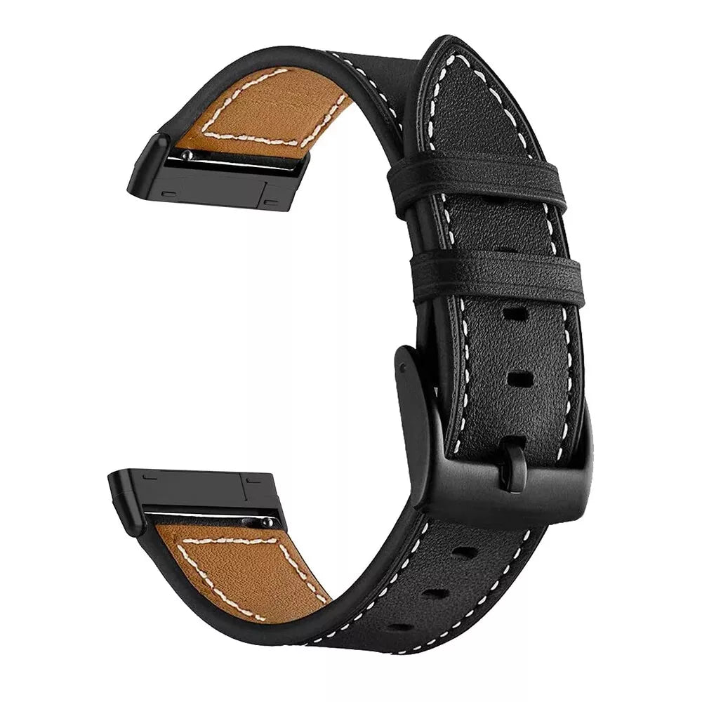 Ein schwarzes Lederarmband mit schwarzer Schnalle. Die Innenseite ist braun mit weißen Nähten. Das Armband ist C-förmig gebogen.