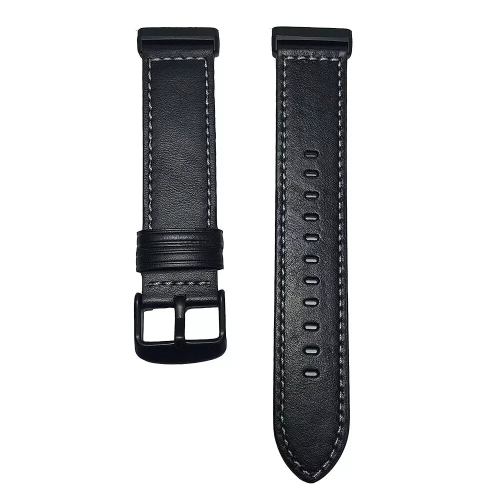 Zwei schwarze Lederarmbänder mit weißen Nähten. Eines hat eine Schnalle, das andere hat mehrere Löcher zur Anpassung.