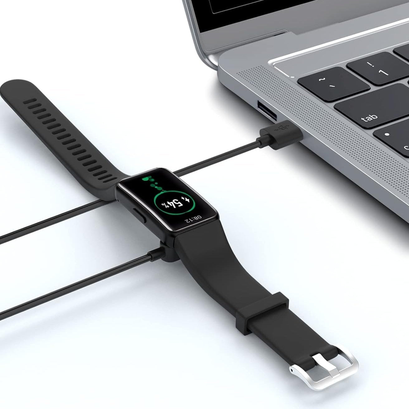 Schwarze Smartwatch, die von einem Laptop aufgeladen wird. Der Bildschirm der Uhr zeigt 54 % Akku. Der Laptop ist grau.
