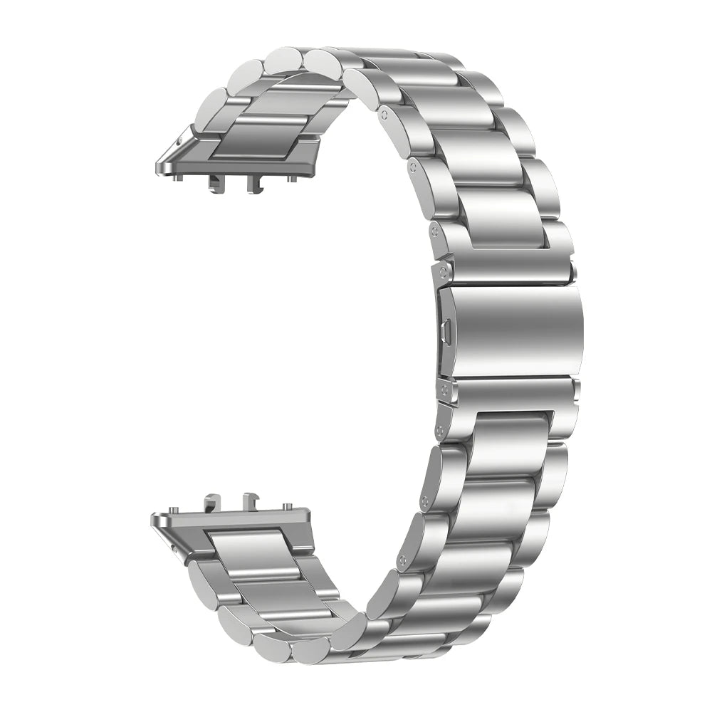 Ein gebogenes, silbernes Metall-Uhrenarmband. Es besteht aus verbundenen rechteckigen Gliedern. Das Armband befindet sich auf weißem Hintergrund, ohne andere Objekte.