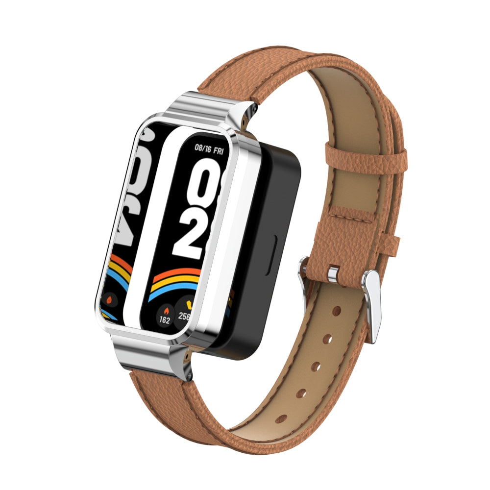 Eine Smartwatch mit braunem Lederarmband. Das Zifferblatt zeigt Zeit und Datum. Das Uhrengehäuse ist schwarz und silber.