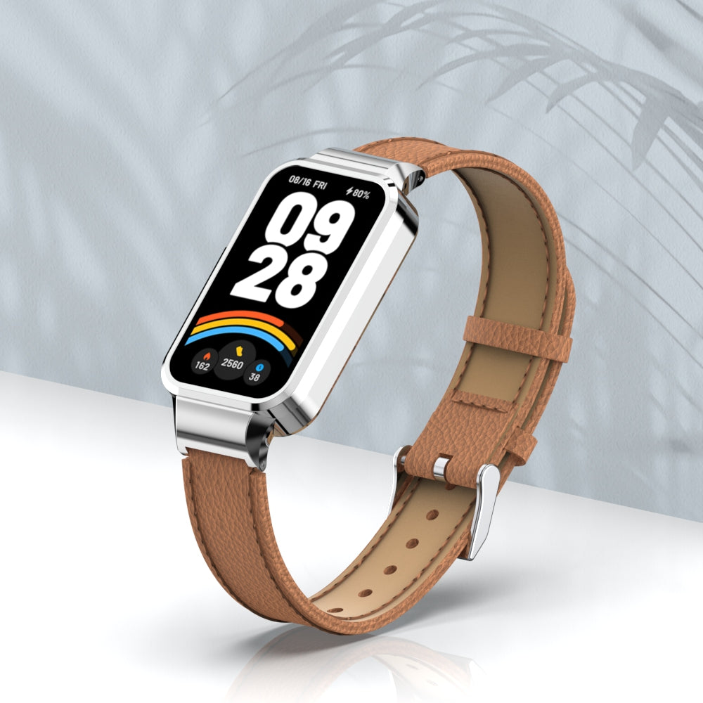 Eine Smartwatch mit braunem Lederarmband wird gezeigt. Der Bildschirm zeigt Datum, Uhrzeit und Gesundheitsdaten. Der Hintergrund ist unscharf.