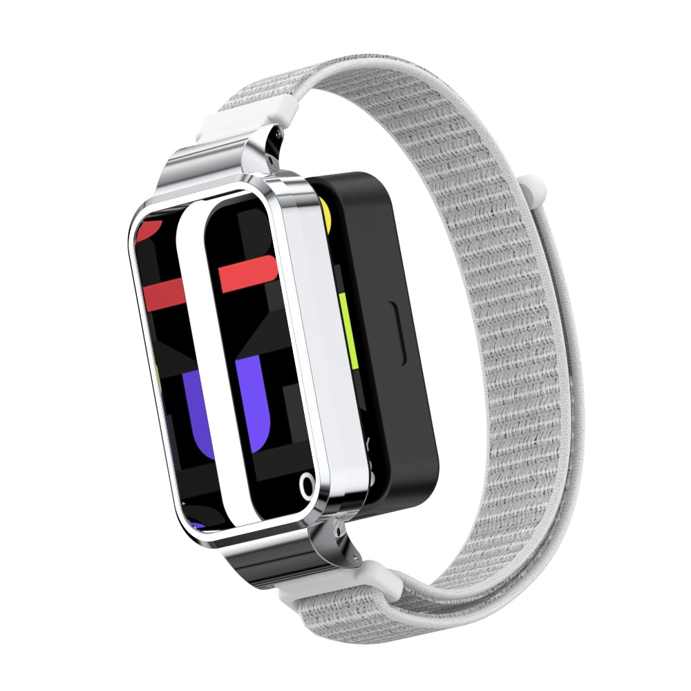Eine Smartwatch mit grauem Stoffarmband. Das Zifferblatt zeigt bunte Formen. Das Uhrengehäuse ist silber und schwarz.