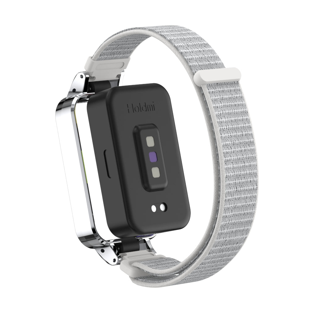 Eine Smartwatch wird auf weißem Hintergrund präsentiert. Sie hat einen schwarzen rechteckigen Bildschirm, ein graues Band und einen silbernen Rahmen.