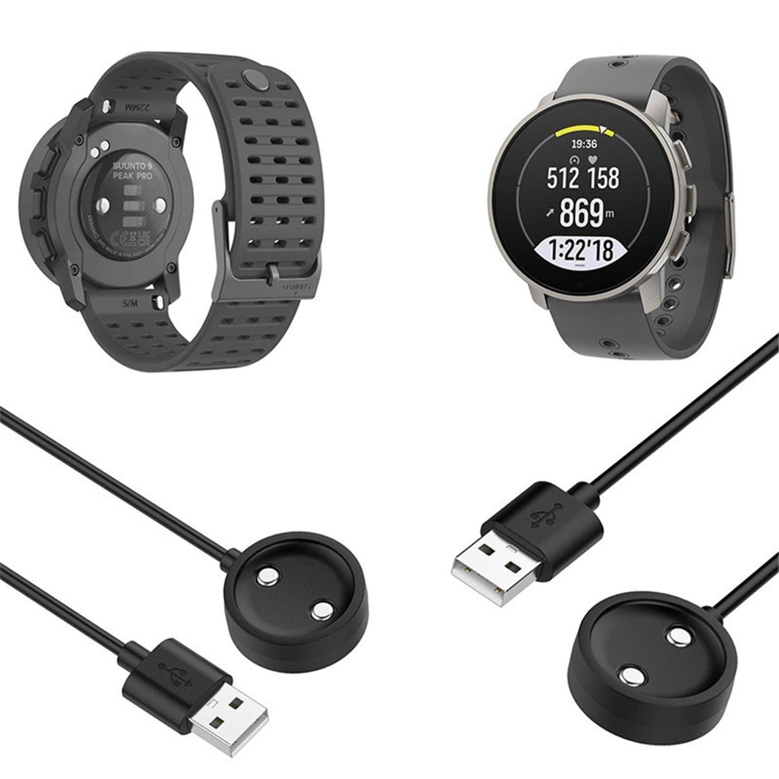 Das Bild zeigt eine Smartwatch, ihre Rückseite und zwei Ladestationen mit USB-Kabeln. Die Uhr zeigt Zeit, Schritte und Höhe an.