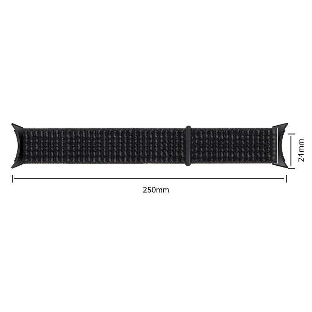 Ein schwarzes Uhrenarmband mit strukturierter Oberfläche. Es ist 250 mm lang und 24 mm breit. In der Mitte befindet sich eine schwarze Schnalle.