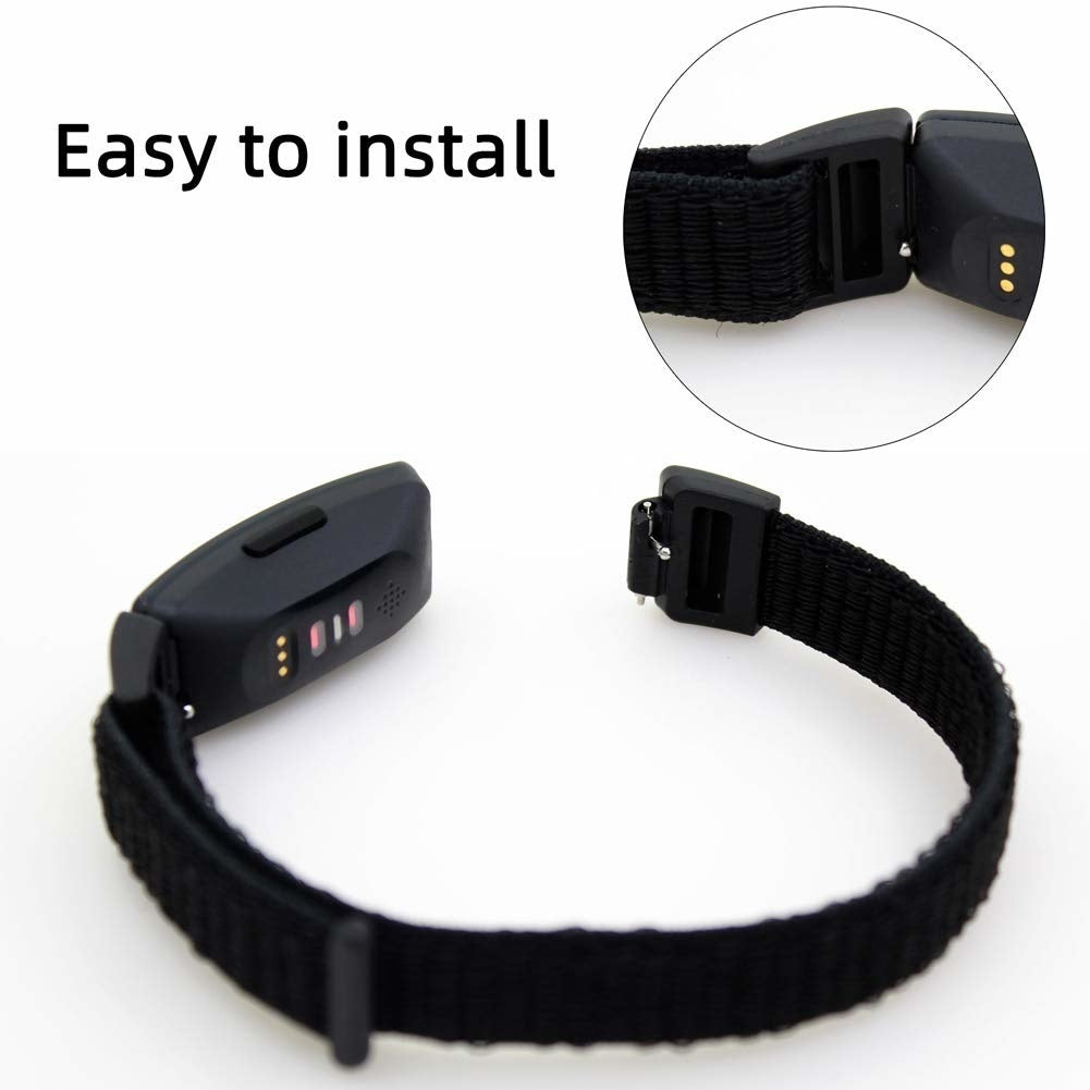 Schwarzer Fitness-Tracker mit abgetrenntem Armband. Ein kreisförmiger Einsatz zeigt die Armbandverbindung. Text lautet 'Easy to install'.