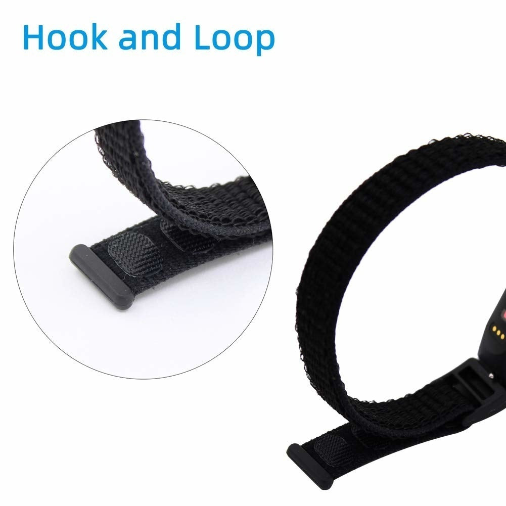 Nahaufnahme eines schwarzen Klettverschlussbandes. Zeigt die Stoffdetails und den Verbindungspunkt mit einer schwarzen Schnalle. Der Text "Hook and Loop".