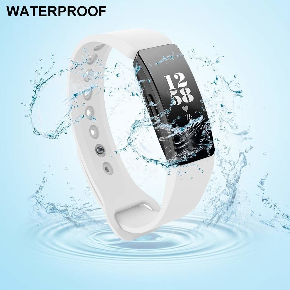 Ein weißer Fitnesstracker zeigt die Zeit 12:58:76 an, wobei Wasser herumspritzt. Das Wort "WASSERDICHT" steht oben.