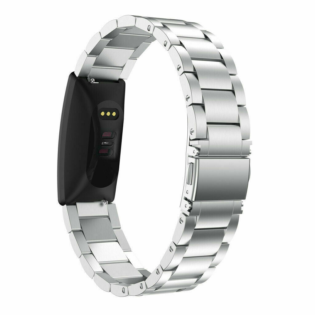 Ein schwarzer Fitness-Tracker mit silbernem Metallband. Das Band besteht aus rechteckigen Gliedern.