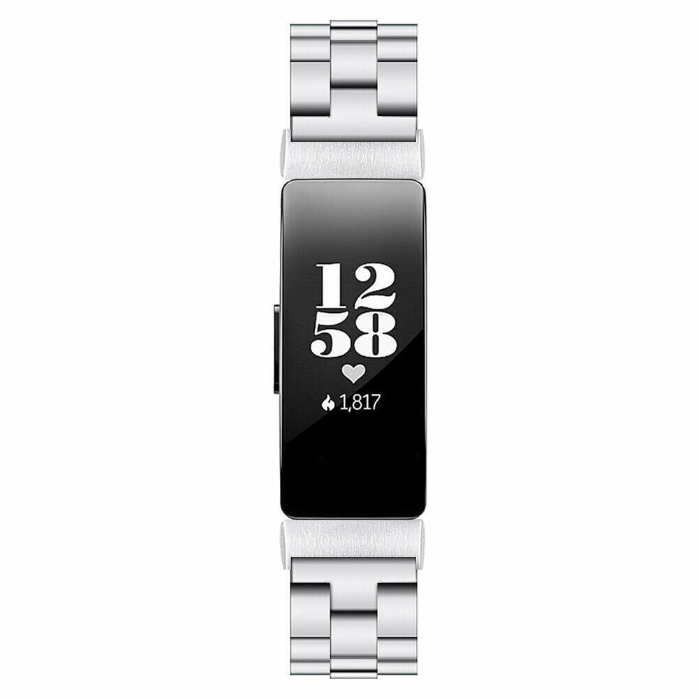 Eine silberne Smartwatch mit schwarzem Bildschirm, der Zeit, Schritte und Herzfrequenz anzeigt, mit silbernem Metallband.