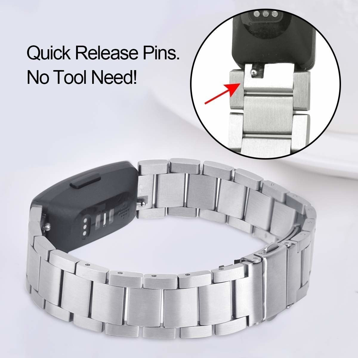 Eine Smartwatch mit silbernem Metallarmband. Eine Nahaufnahme zeigt den Schnellverschlussstift. Text: Schnellverschlussstifte. Kein Werkzeug nötig!