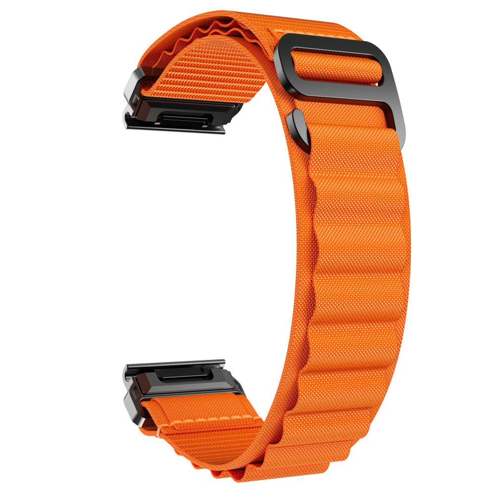 Ein orangefarbenes Uhrenarmband mit schwarzen Metallschnallen und einem Magnetverschluss. Das Band ist strukturiert und gebogen.