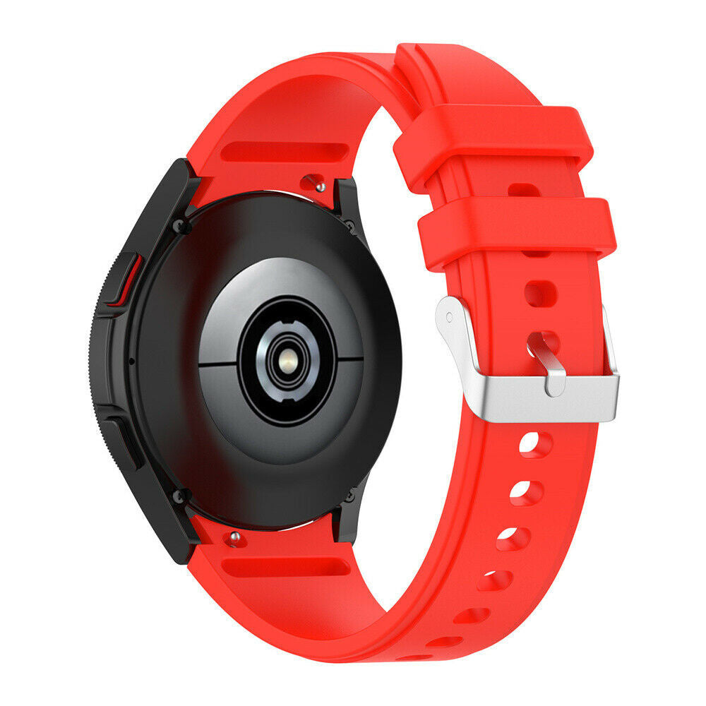 Eine schwarze Smartwatch mit rotem Armband wird gezeigt. Das Armband ist geschnallt. Die Uhr hat eine schwarze Lünette und eine silberfarbene Schnalle.