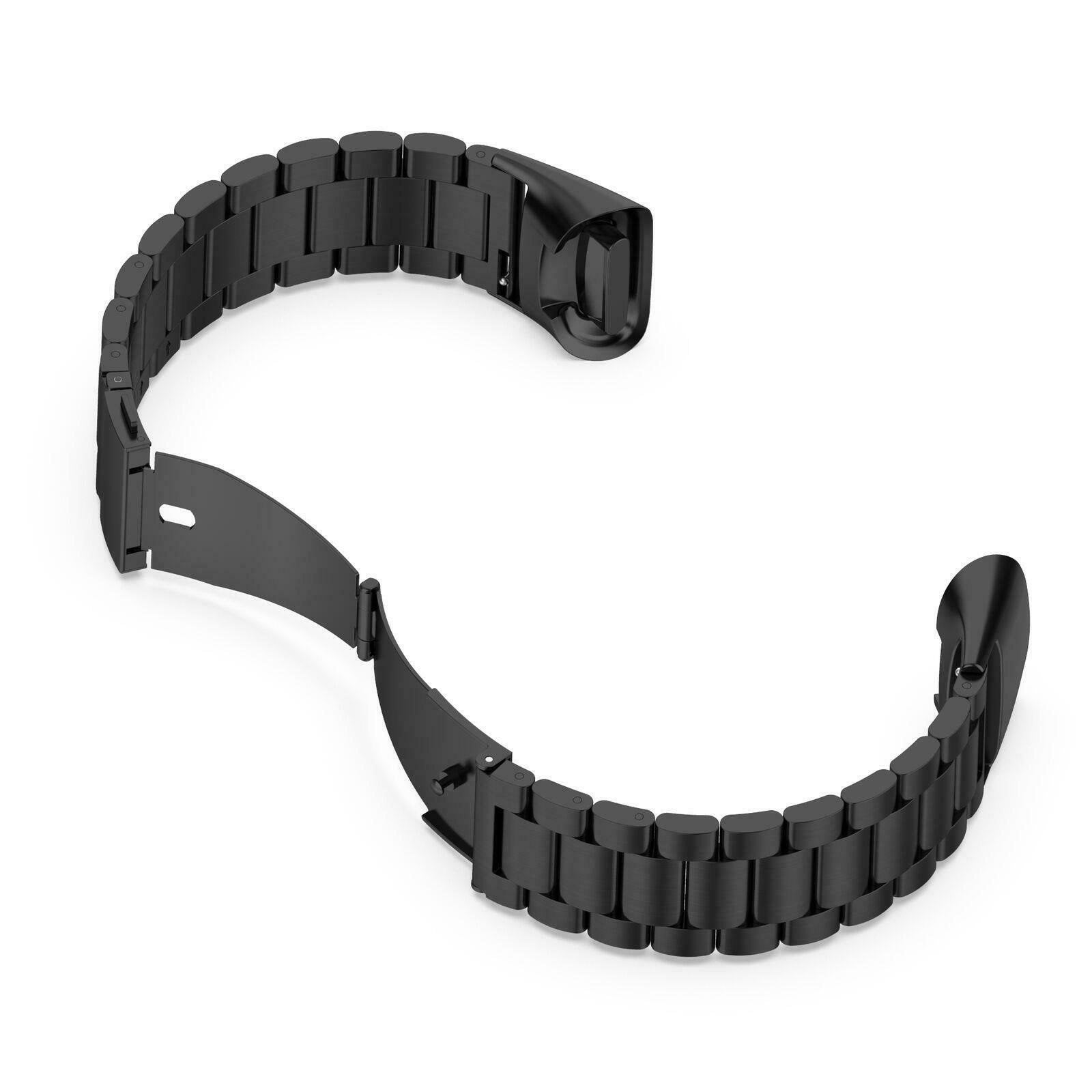 Ein schwarzes Metallarmband ist geöffnet und zeigt seine Glieder und den Verschluss. Der Hintergrund ist weiß.