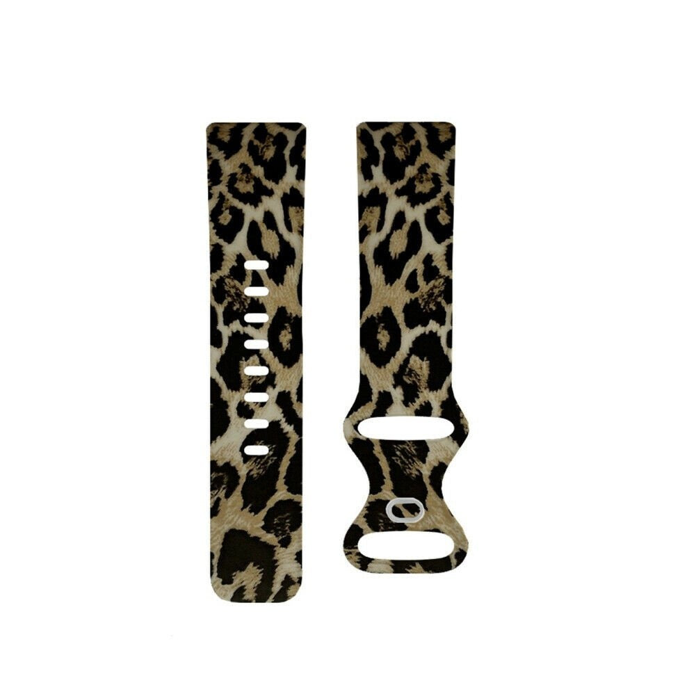 Zwei Armbänder mit Leopardenmuster auf weißem Hintergrund. Eines hat Löcher, das andere eine Schnalle.