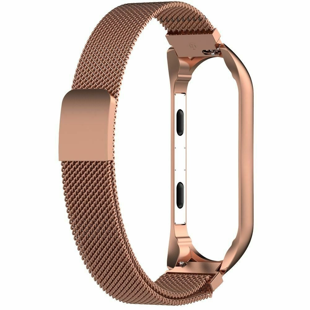 Ein roségoldenes, metallisches Mesh-Armband. Das Armband hat einen Magnetverschluss und einen Rahmen für das Uhrengehäuse.
