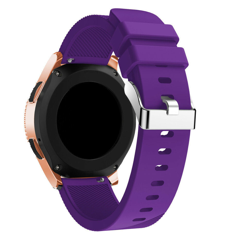 Eine Smartwatch mit schwarzem Bildschirm und lila Armband. Die Uhr hat ein goldfarbenes Gehäuse und eine silberne Schnalle.