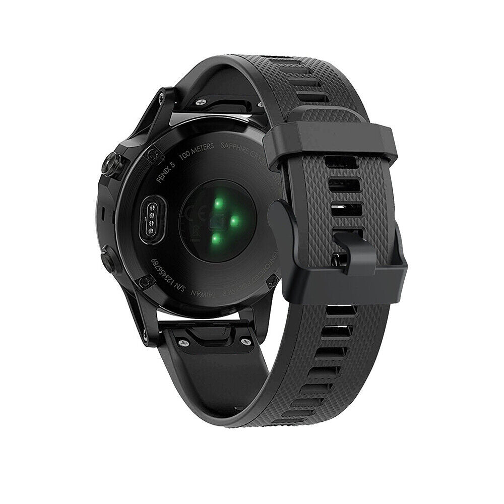 Schwarze Smartwatch mit schwarzem Armband, das Zifferblatt ist sichtbar. Die Rückseite der Uhr hat Sensoren und Text. Die Uhr ist im Fokus.