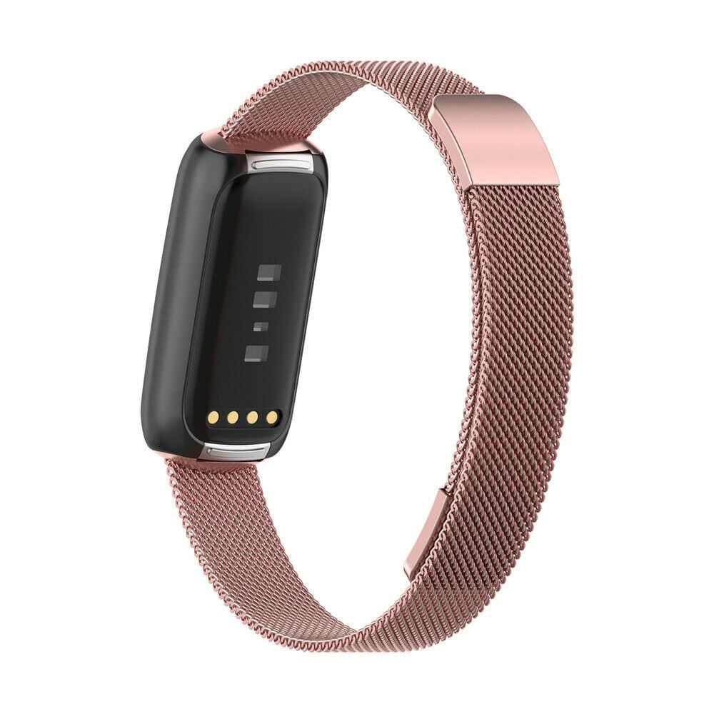 Ein roségoldener Fitnesstracker mit schwarzem Bildschirm und einem metallischen Mesh-Armband auf weißem Hintergrund.