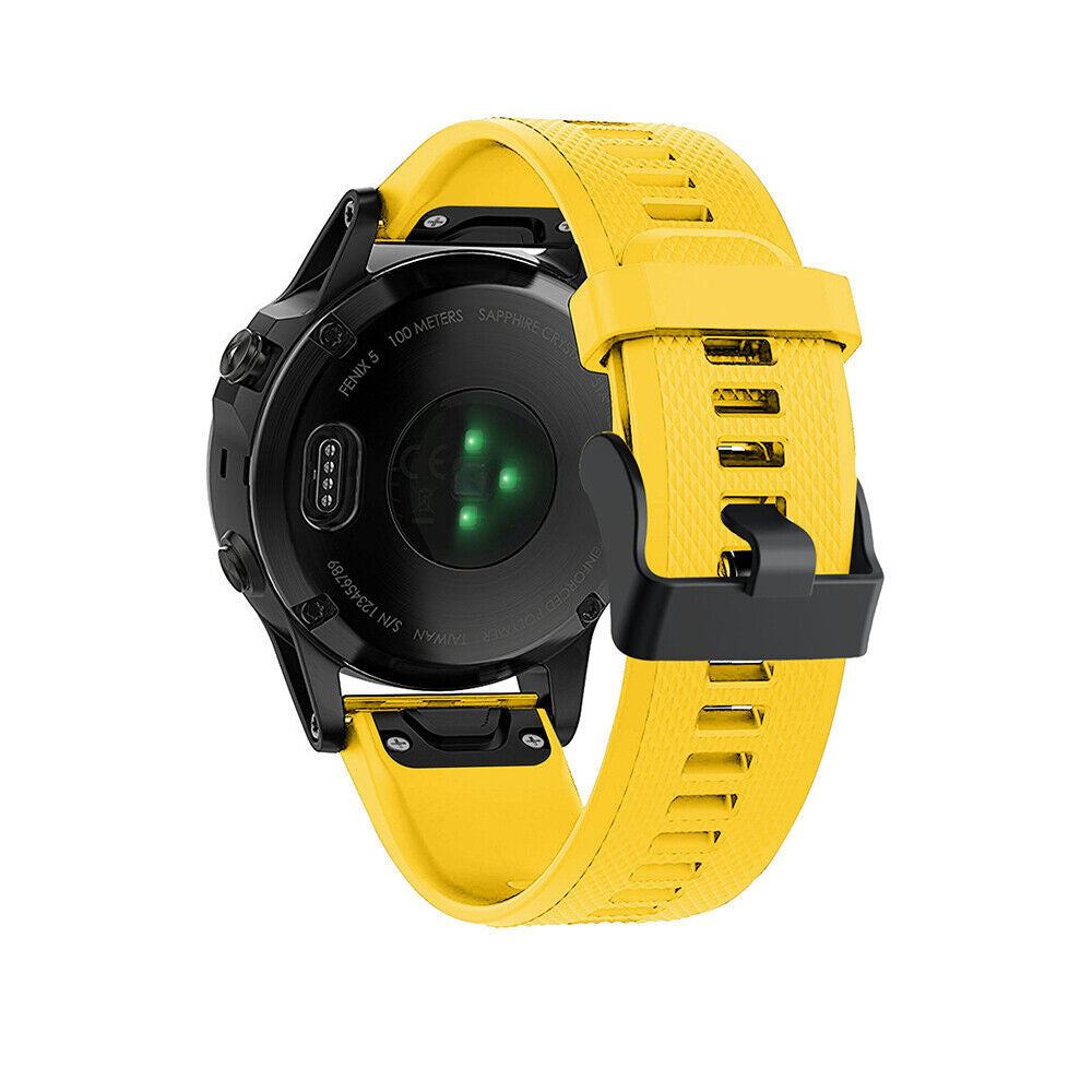 Eine schwarze und gelbe Garmin Fenix 5 Smartwatch. Die Uhr hat ein gelbes Armband und ein schwarzes Zifferblatt mit Text und Sensoren.