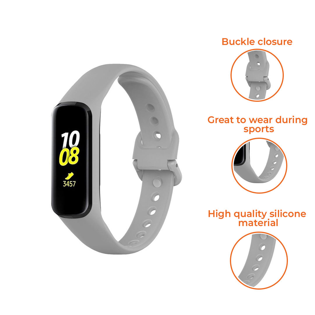 Ein grauer Fitnesstracker mit einem schwarzen Bildschirm, der '10 08 3457' anzeigt. Das Armband ist mit einem Schnallenverschluss verbunden. Weißer Hintergrund.