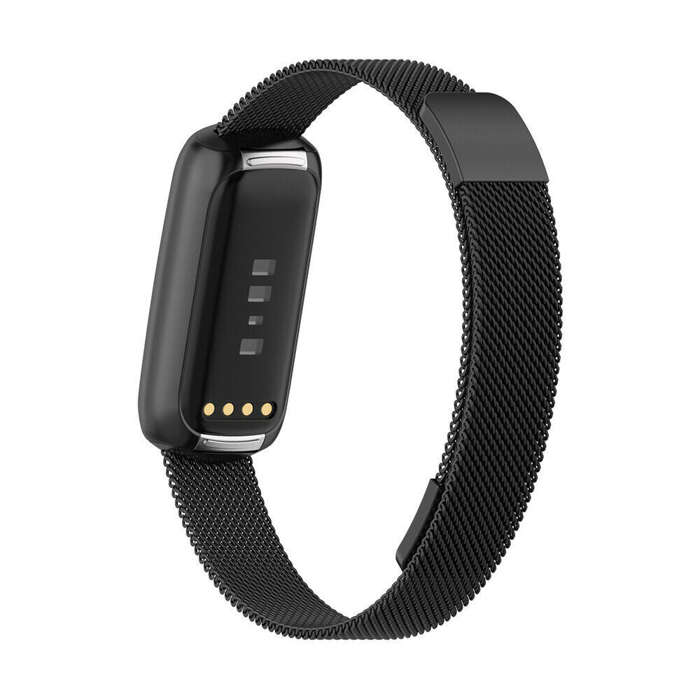 Schwarze Fitness-Tracker-Uhr mit schwarzem Mesh-Armband. Der Tracker hat einen rechteckigen Bildschirm und vier Kontrollleuchten.