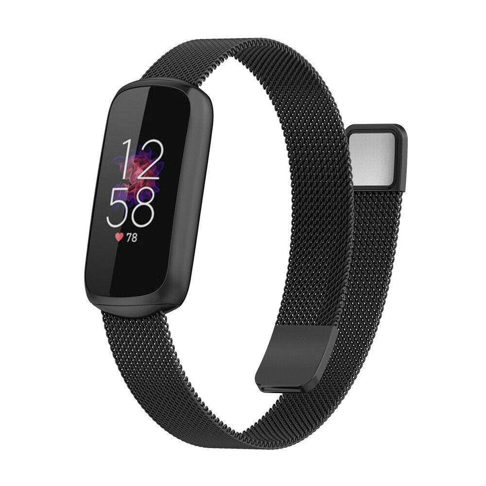 Eine schwarze Smartwatch zeigt die Uhrzeit und die Herzfrequenz an. Sie hat ein schwarzes Mesh-Armband mit Verschluss.
