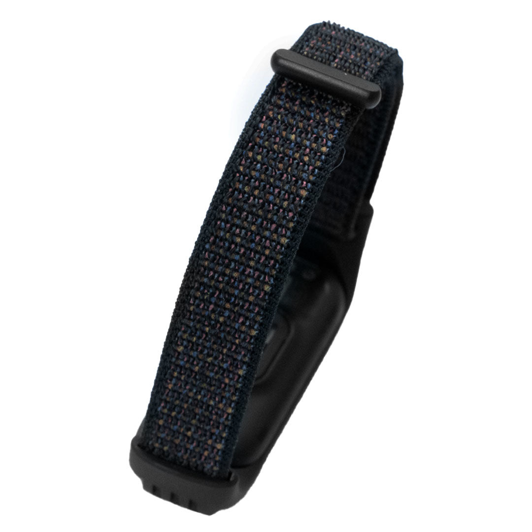 Schwarzes Fitness-Tracker-Armband mit bunten Sprenkeln. Schwarze Schnalle und Basis. Weißer Hintergrund.