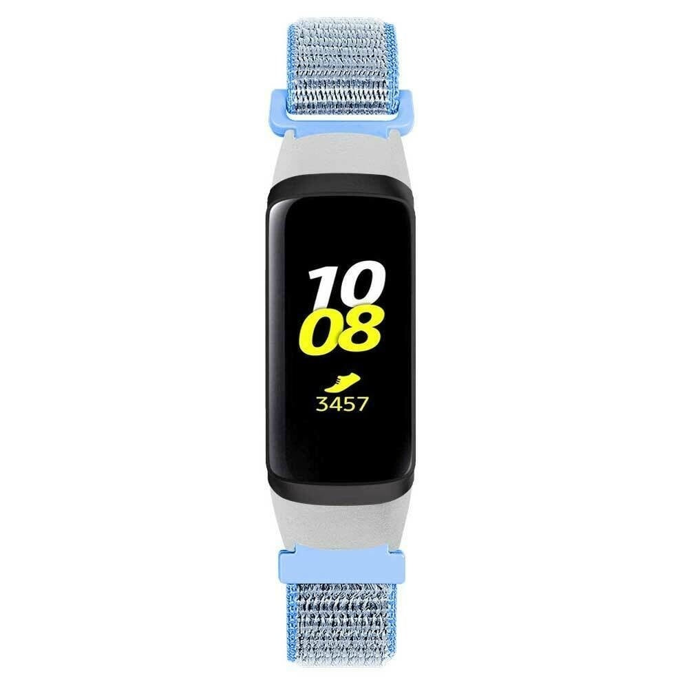 Ein schwarzer Fitnesstracker mit einem Bildschirm, auf dem '10 08' und '3457' angezeigt werden. Er hat hellblaue Stoffbänder.