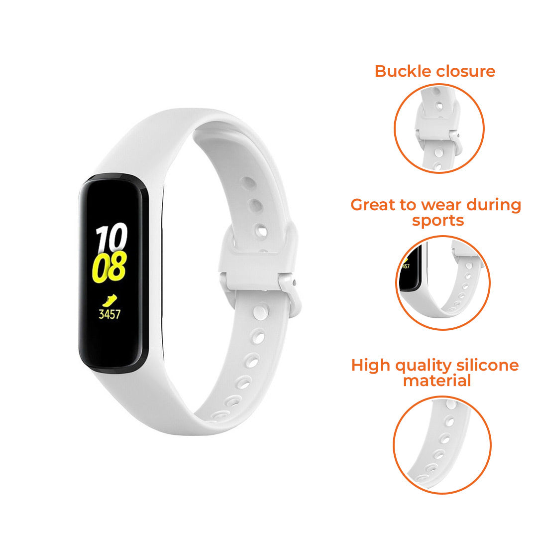 Weiße Smartwatch auf weißem Hintergrund. Die Uhr zeigt die Uhrzeit an und hat einen Schnallenverschluss. Merkmale werden hervorgehoben.