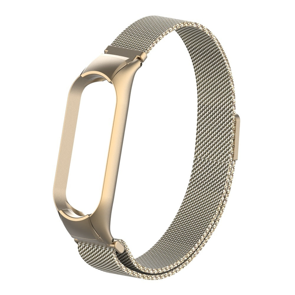 Ein goldfarbenes Metallarmband. Das Band ist netzartig und hat einen Magnetverschluss. Der Uhrenrahmen ist ebenfalls goldfarben.