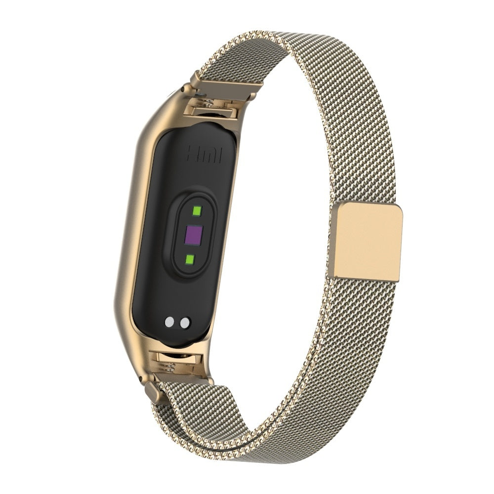 Eine goldene Smartwatch mit Mesh-Armband. Das Zifferblatt ist schwarz mit Sensoren. Das Armband hat einen Magnetverschluss.