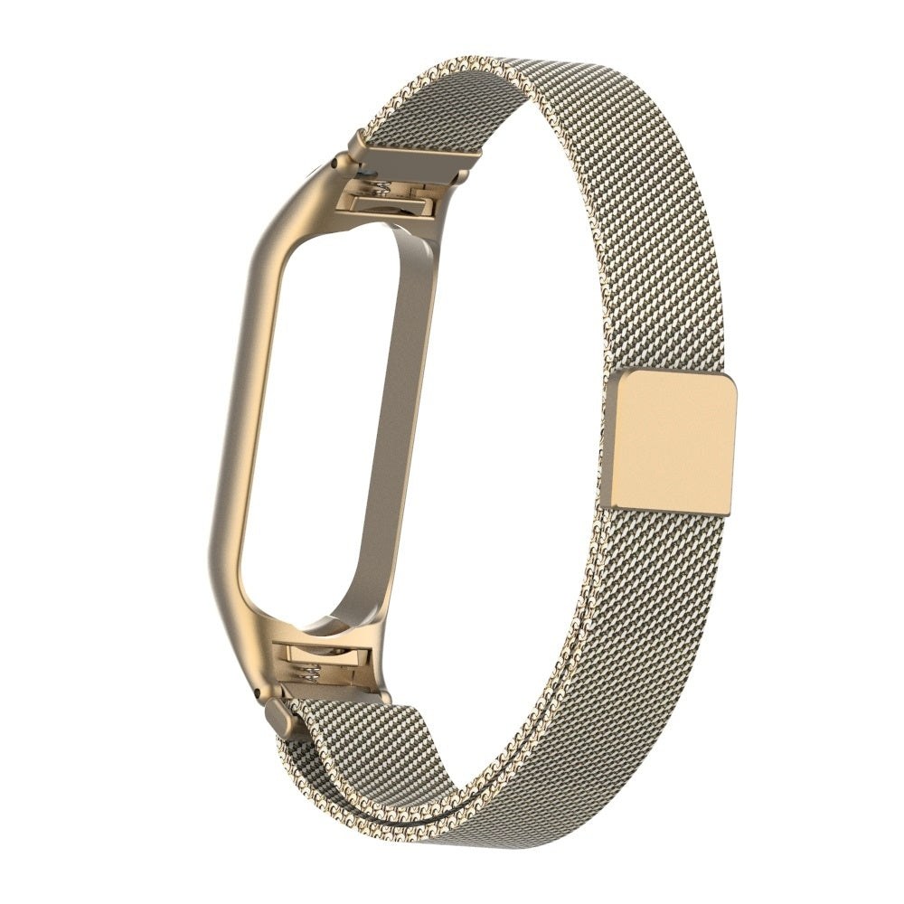 Ein goldfarbenes Uhrenarmband. Das Armband besteht aus einem Mesh-Material und hat einen Magnetverschluss. Das Uhrengehäuse ist ebenfalls goldfarben.