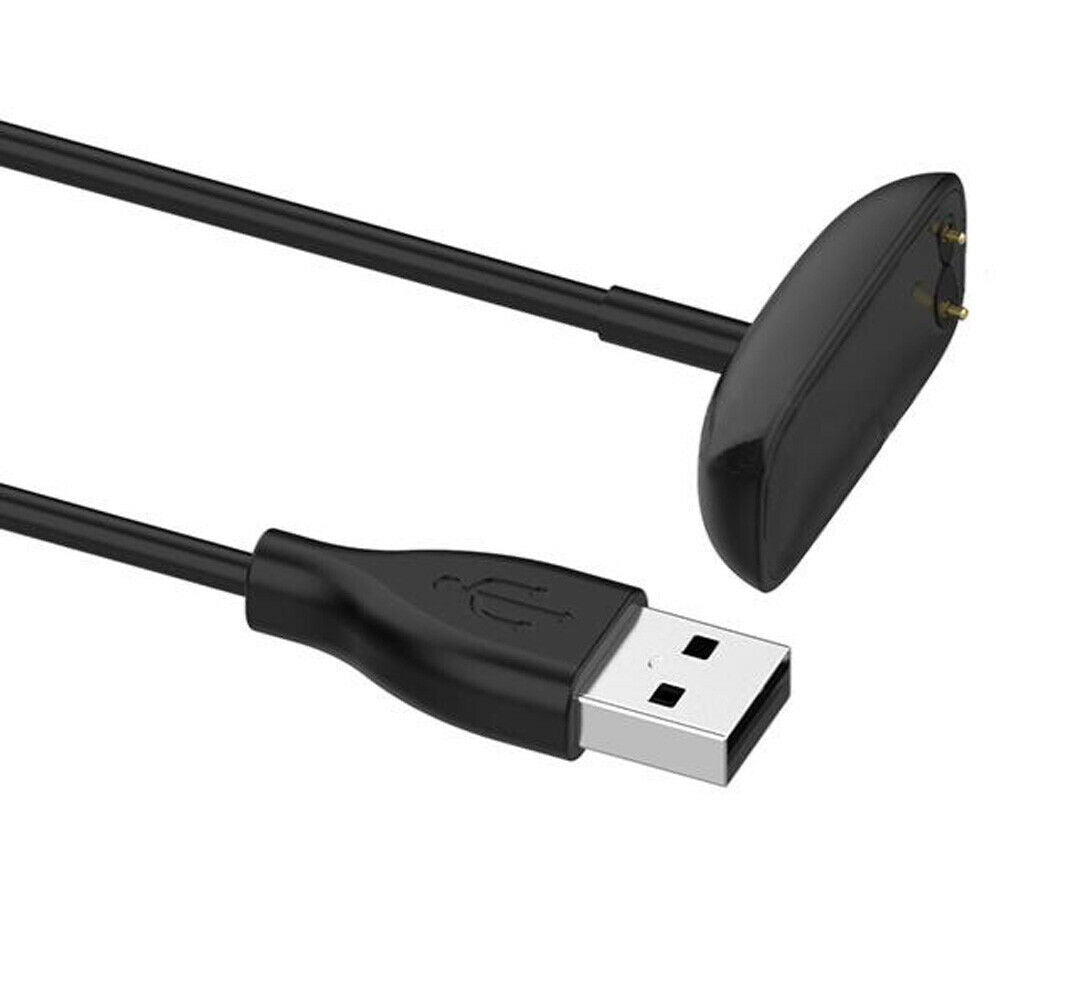 Schwarzes USB-Ladekabel mit einem Ladeanschluss für Fitness-Tracker. Das USB-Ende ist im Fokus. Weißer Hintergrund.