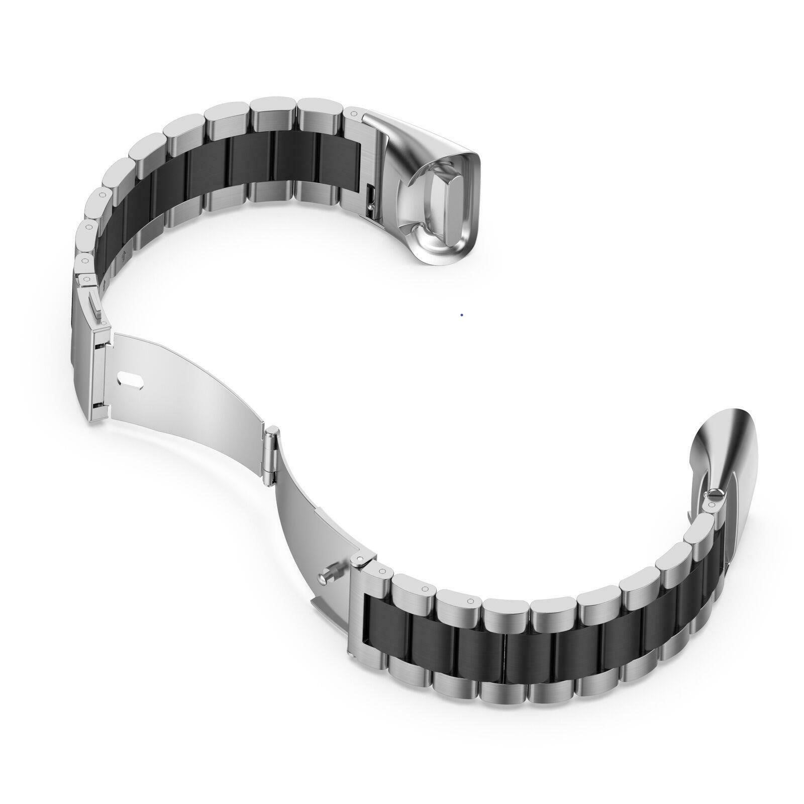 Ein teilweise geöffnetes Uhrenarmband mit silbernem Metallrahmen und schwarzen Segmenten auf weißem Grund.