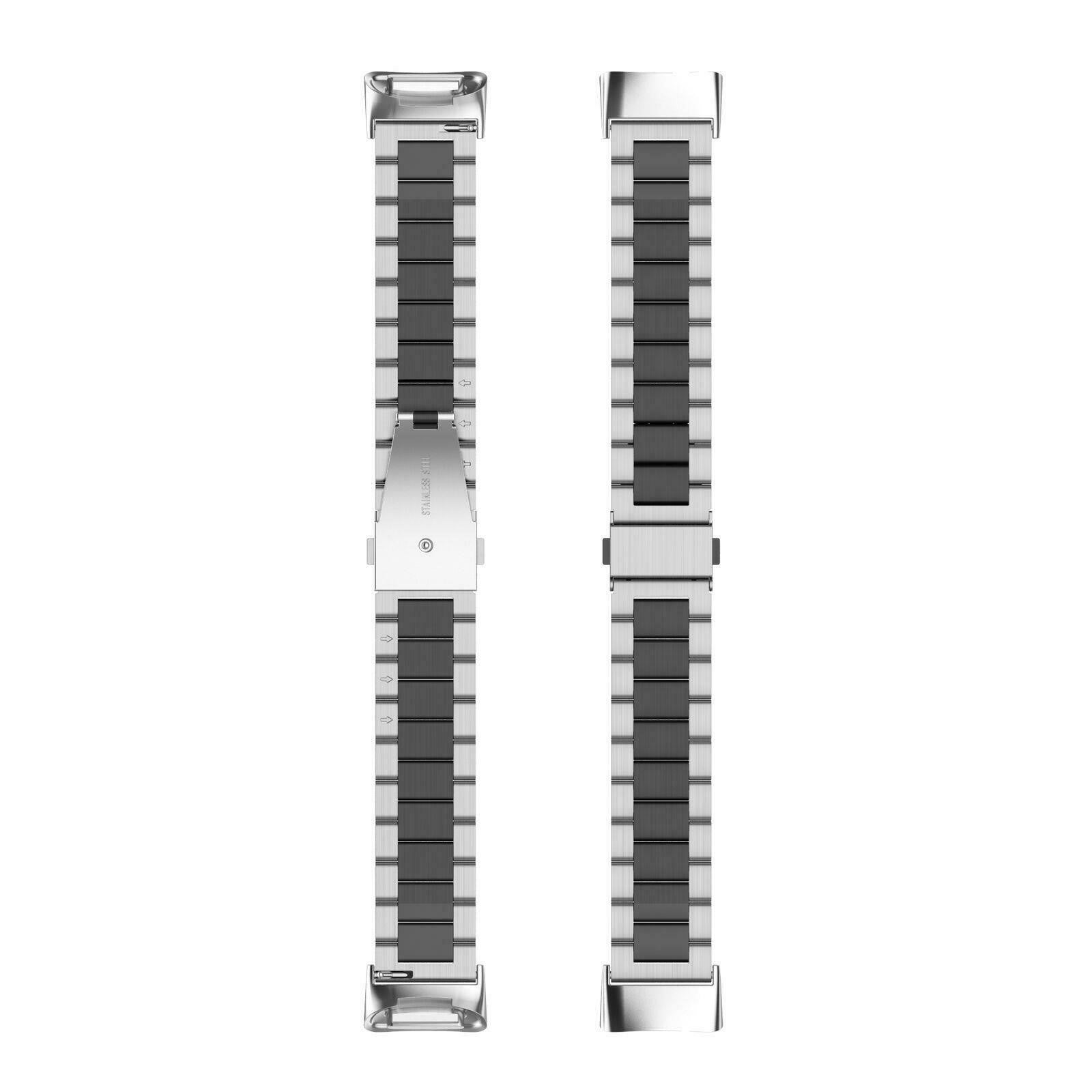 Zwei silber-schwarze Armbänder. Jedes hat einen Verschluss und abwechselnd silberne und schwarze rechteckige Glieder.