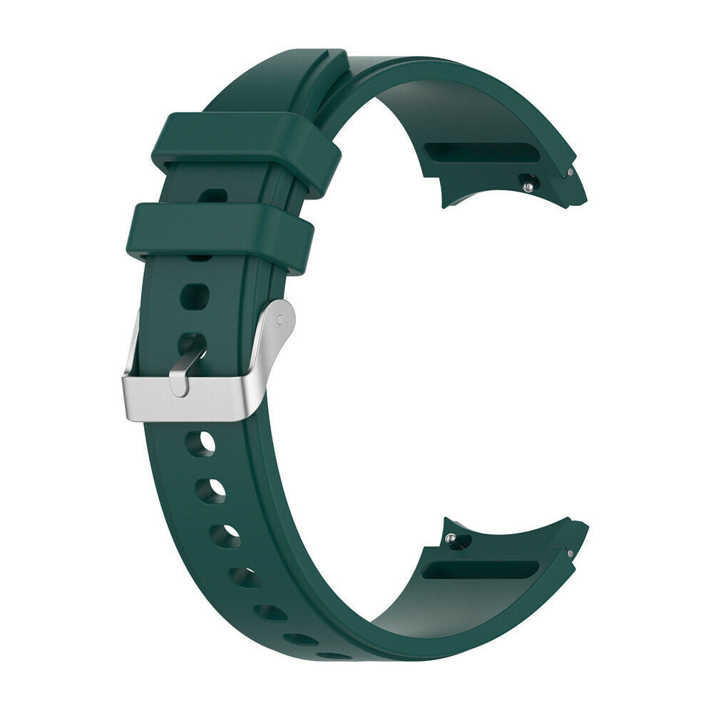 Ein dunkelgrünes Uhrenarmband mit silberner Schnalle. Es ist gebogen und hat Löcher zur Anpassung. Der Hintergrund ist weiß.