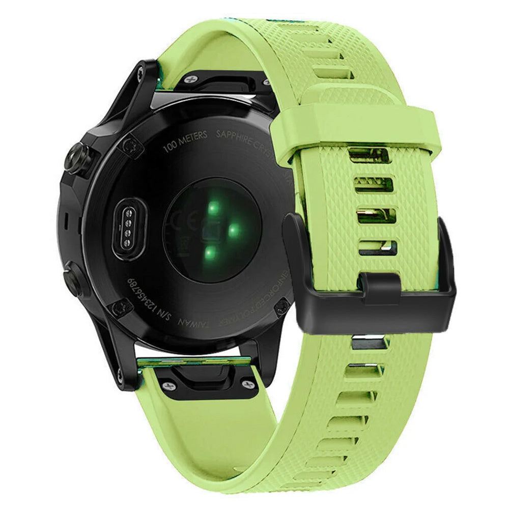 Eine schwarze Smartwatch mit hellgrünem Band. Die Unterseite mit Sensoren und Spezifikationen ist sichtbar. Das Band ist geschnallt.
